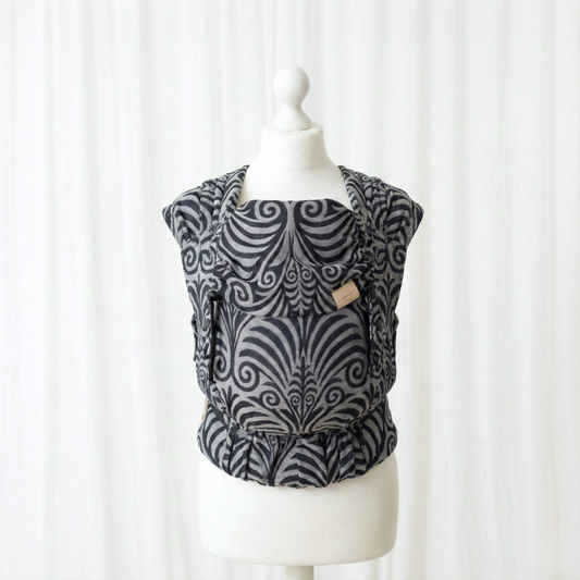 Ergonomische Babytrage ab Geburt – unterstützt Anhock-Spreiz-Haltung vom Neugeborenen alter und das komplette erste Lebensjahr - grau-schwarz