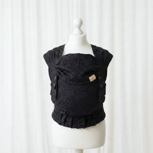 Ergonomische Babytrage Rucksack-Stil – komfortable FullBuckle Trage mit Schnallen für Rücken- und Bauchtragen - schwarz Leo
