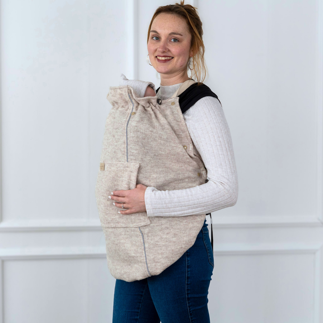 Tragecover für Babytragen mit verstellbarer Größe und Nackenweite, Reflektorstreifen, Kragenschutz, Handwärmertasche und Durchgriff für Nähe zum Baby