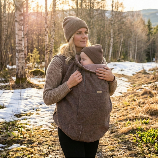 Baby im Tragetuch mit Tragecover aus Wollwalk in Beige – natürlicher Wetterschutz für Herbst und Winter, flexibel einsetzbar bei jedem Tragesystem - Haselnuss Braun