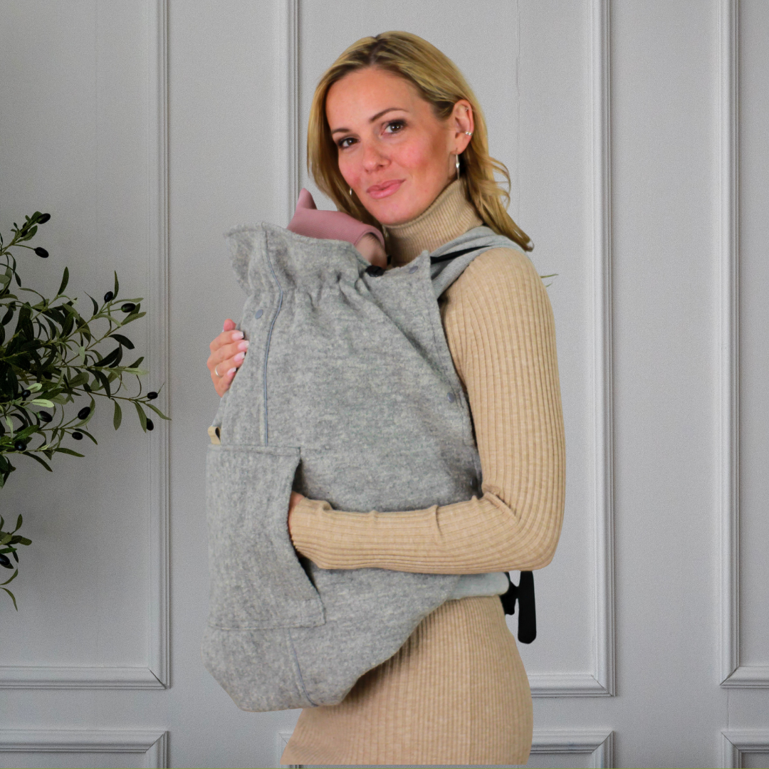 Tragecover für Babytragen mit verstellbarer Größe und Nackenweite, Reflektorstreifen, Kragenschutz, Handwärmertasche und Durchgriff für Nähe zum Baby