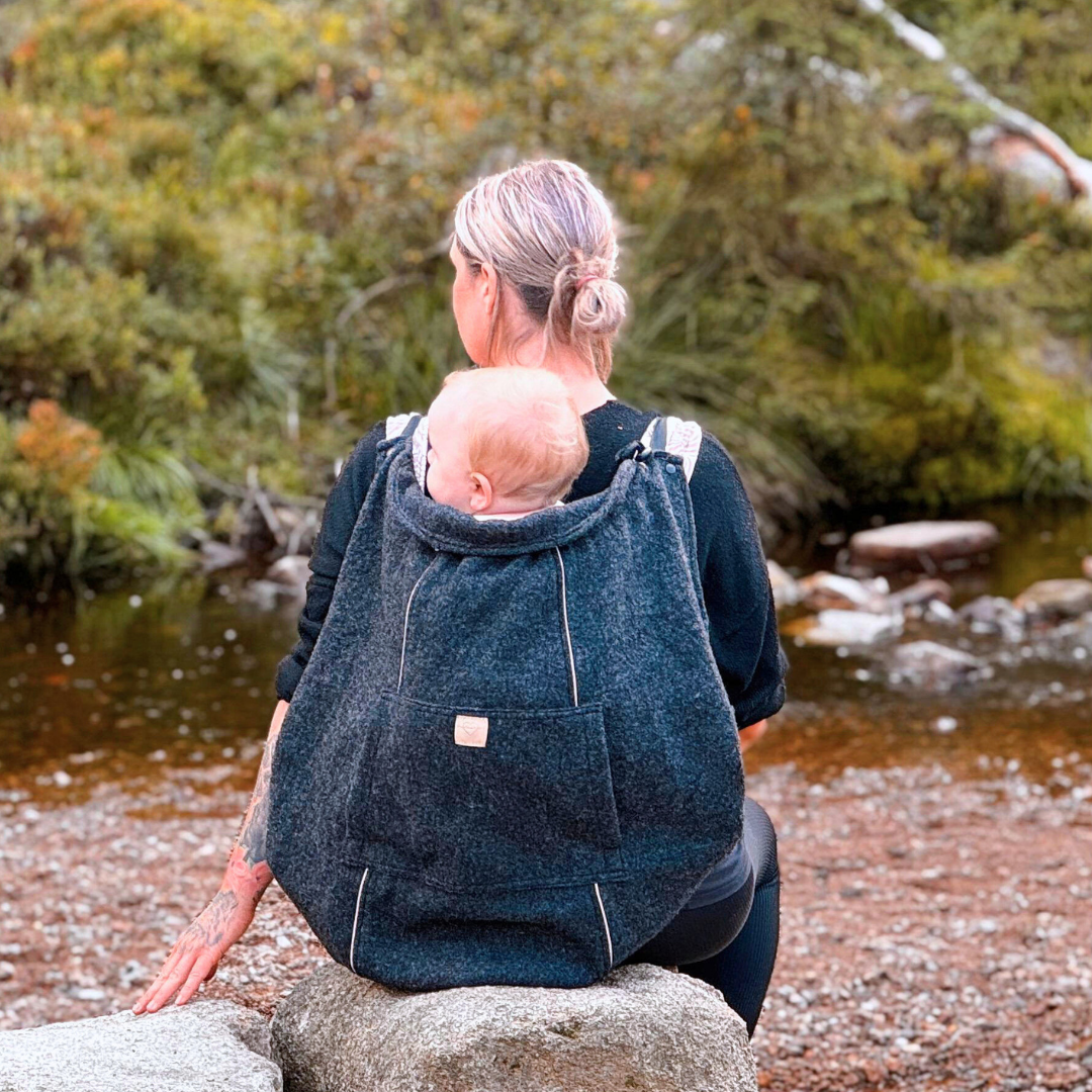 Tragecover für Babytragen mit verstellbarer Größe und Nackenweite, Reflektorstreifen, Kragenschutz, Handwärmertasche und Durchgriff für Nähe zum Baby