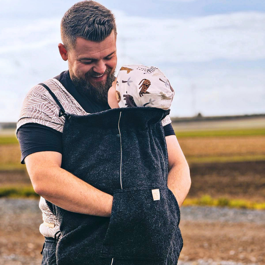 Baby im Tragetuch mit Tragecover aus Wollwalk in Beige – natürlicher Wetterschutz für Herbst und Winter, flexibel einsetzbar bei jedem Tragesystem - anthrazit