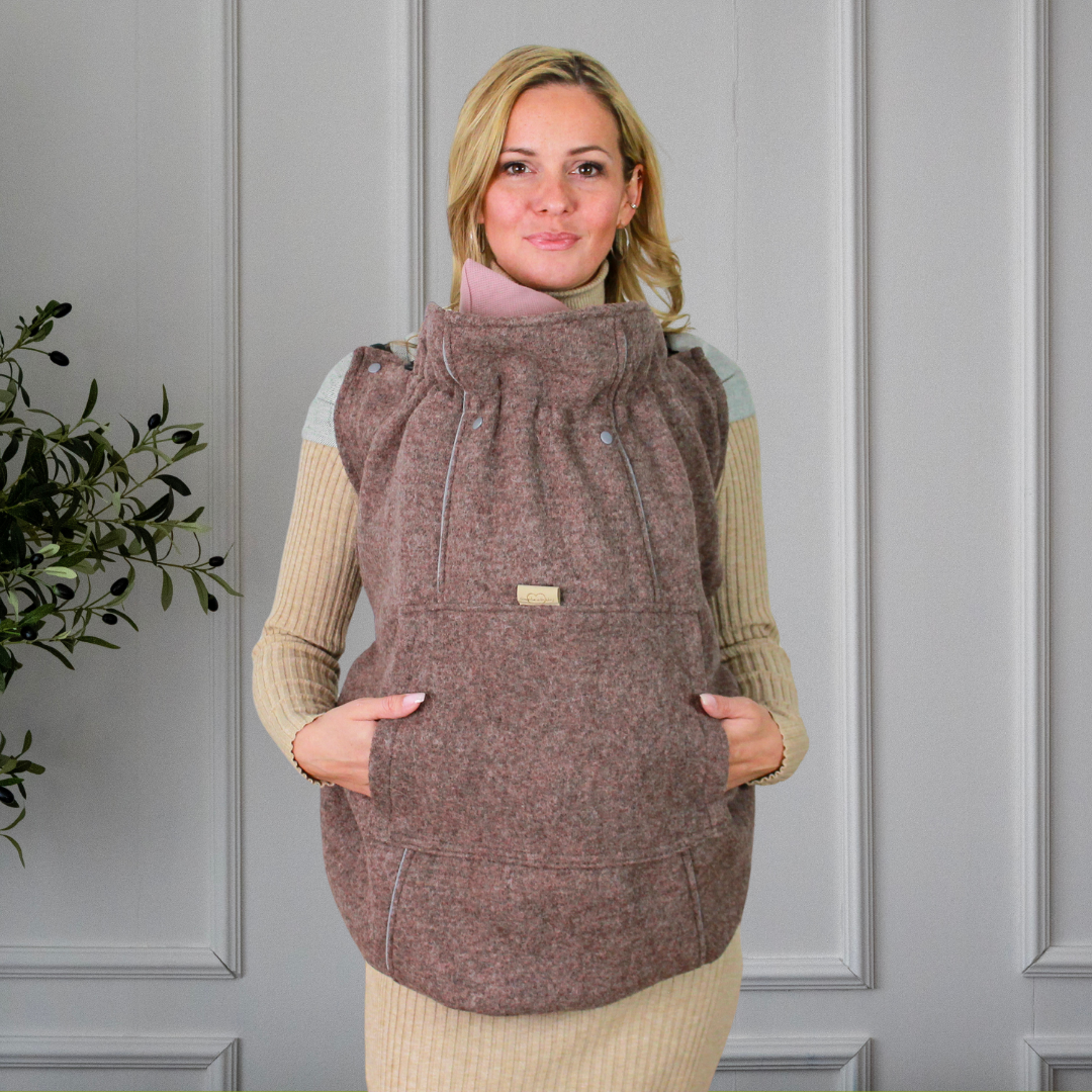 Tragecover für Babytragen mit verstellbarer Größe und Nackenweite, Reflektorstreifen, Kragenschutz, Handwärmertasche und Durchgriff für Nähe zum Baby