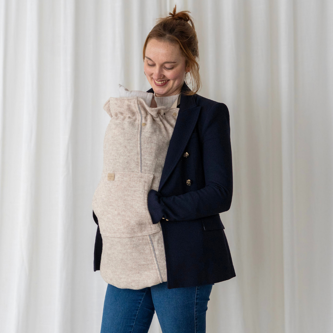 Baby im Tragetuch mit Tragecover aus Wollwalk in Beige – natürlicher Wetterschutz für Herbst und Winter, flexibel einsetzbar bei jedem Tragesystem - Beige